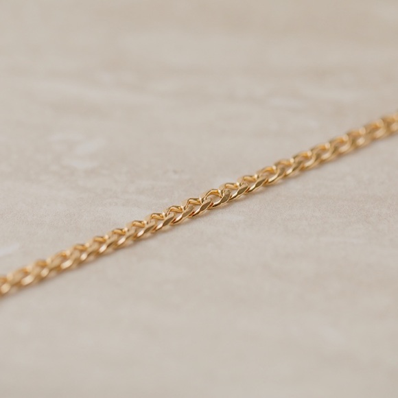 Tribeca Curb Bracelet | 18k Gold Filled - Picture 6 of 10
